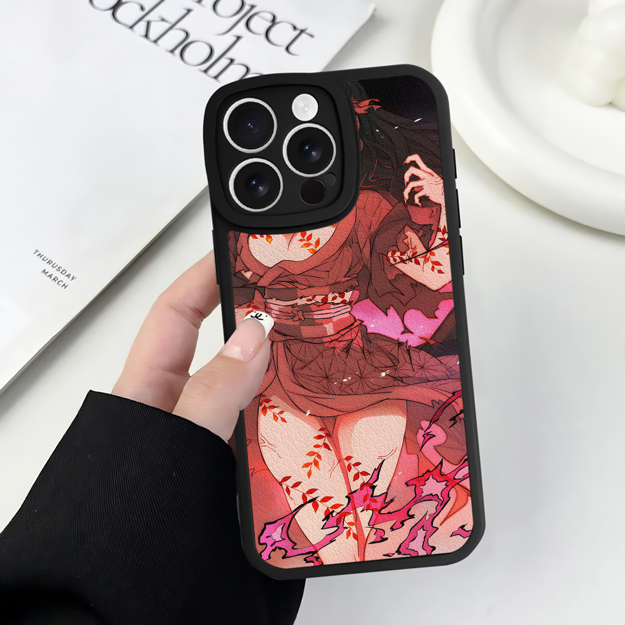 （画像用） 鬼滅の刃（きめつのやいば）竈門 禰󠄀豆子／かまど ねずこ Kamado Nezuko 【iPhone 16シリーズ対応】シリコンスマホケース（レザー調） 材質：シリコン